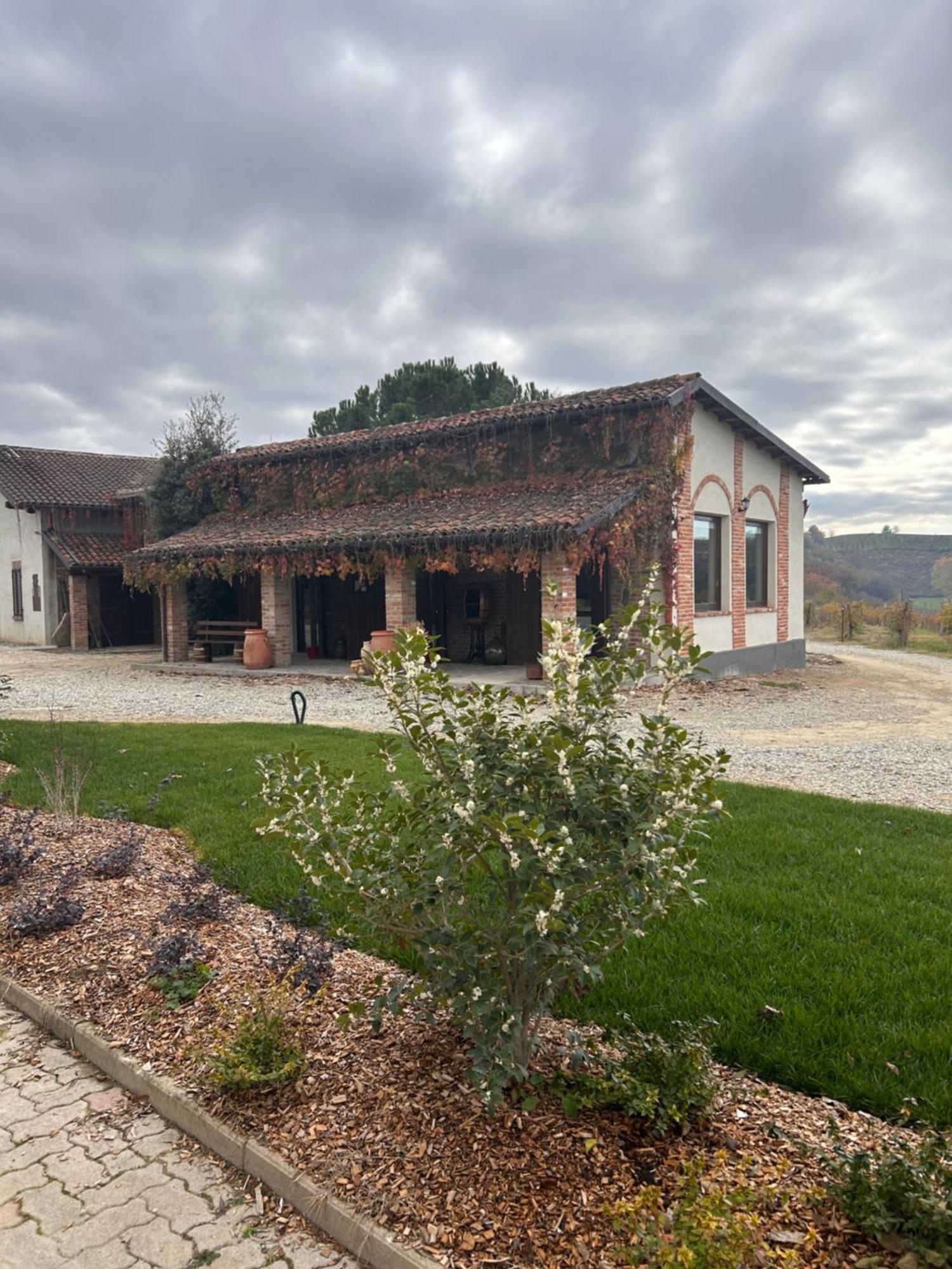 Tenuta Agricola La Cava- Cantina E Agriturismo San Damiano dʼAsti Exterior foto